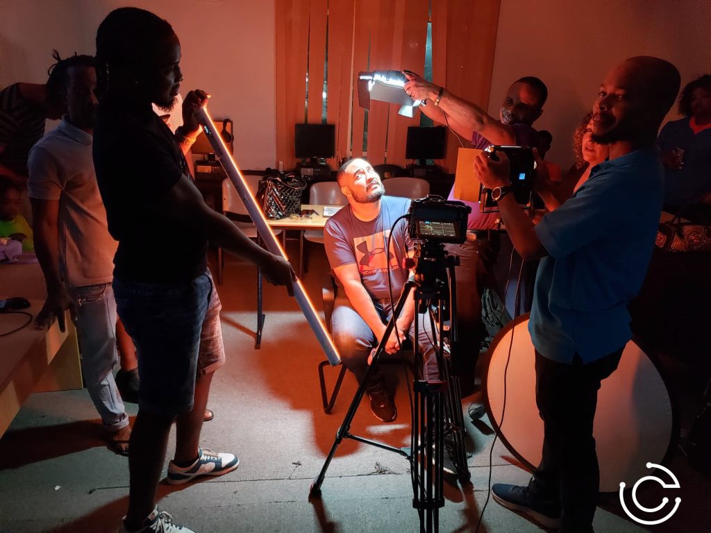 Studenten van Creative College aan het filmen